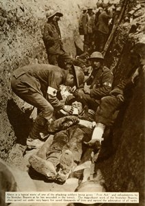 Såret soldat blir behandlet i skyttergravene, slaget ved Somme, første verdenskrig, 1916, 1935. av Unbekannt
