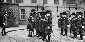Yeomen Warders på parade ved Tower of London, 1926-1927 av Unbekannt
