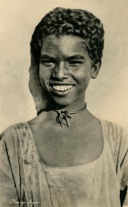 Ung jente, c1918-c1939. av Unbekannt