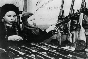 Unge jenter monterer maskingevær på en russisk fabrikk, 1943 av Unbekannt