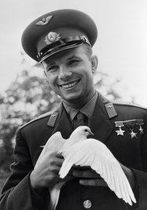 Yuri Gagarin, russisk kosmonaut, c1963-c1964 av Unbekannt