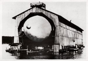Zeppelin LZ1 i en flytende henger i Manzell, Friedrichshafen, Tyskland, 1900, 1933 av Unbekannt