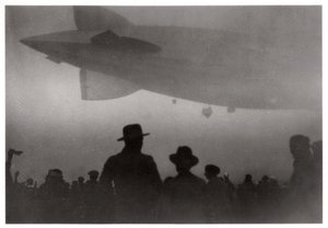 Zeppelin LZ 126 stigende i tåke, c1924-1933 1933 av Unbekannt