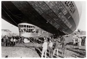 Zeppelin LZ 127 Graf Zeppelin etter landing, 1933 av Unbekannt