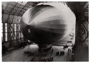 Zeppelin LZ 127 Graf Zeppelin går inn i hangaren sin, 1933 av Unbekannt