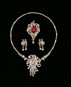 Art Deco diamantsmykker: baguette diamantbrosjeanheng, cabochon rubin og diamantrullebrosje, diamantanheng av Unbekannt Unbekannt
