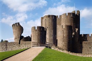 Caerphilly Castle, Exterior view showing bridge and Leaning Tower, English School, (13th century), completed 1277, Glamorgan, Wales  av Unbekannt Unbekannt