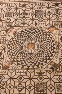 Carmona, Sevilla-provinsen, Spania. Romersk mosaikk av Medusa i rådhuset. av Unbekannt Unbekannt