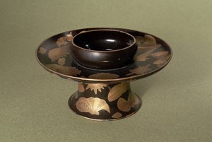 Koppstativ med Nashiji-dekor (teknikk der uregelmessig formede og adskilte biter av gullfolie ligger under overflaten), japansk, 1800-tallet