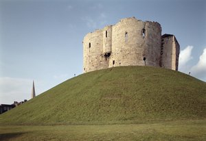 Utvendig utsikt over Cliffords Tower, York, North Yorkshire av Unbekannt Unbekannt
