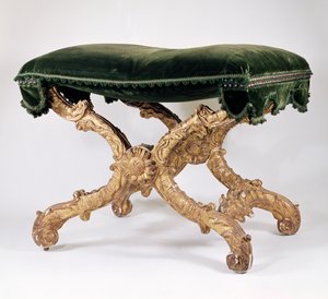 French Regency (1700-1720) X-ramme krakk, av forgylt tre med polstret sete, blader og flammemotiv, solsikke ved skjæringspunktet