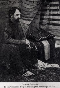 Hamlin Garland i sin Cheyenne Teepee Smoking a Peace Pipe, fra 