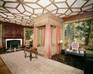 Oppheng og overtrekk av rød sateng og sølvvevsapplikasjon, fra Spangled Bedroom, ca. 1619-20