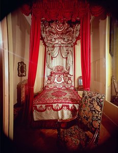 Melville State Bed, ca. 1700 (furu dekket med karmosinrød silke Genoa fløyel foret med hvit kinesisk silkedamask)