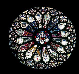 North Rose Window, murverk fra 1200-tallet, glass fra midten av 1400-tallet