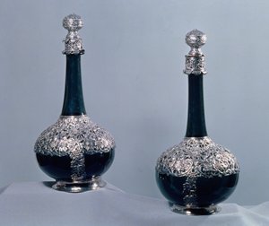 Et par vinflasker montert i sølv, 1689