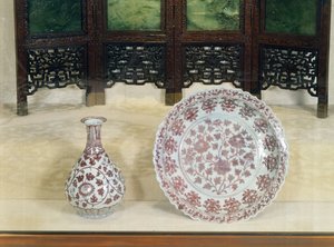 Pæreformet flaske dekorert i rødt underglasur med rullende krysantemumgrener, Hung Wu-perioden (1368-98) av Unbekannt Unbekannt