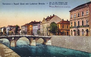 Postkort som viser Sarajevo, Appel-kaien og Lateiner-broen, stedet for attentatet på erkehertug Franz-Ferdinand og hans kone Sophie 28. juni 1914, ca. 1920 av Unbekannt Unbekannt