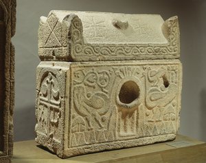 Relikvieskrin i form av en sarkofag, Symar, 600-700-tallet (basalt) av Unbekannt Unbekannt