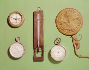 Scotts kompass, termometer, solur, barometer og høydeskala brukt på Antarktis-ekspedisjonen, 1910-12 av Unbekannt Unbekannt