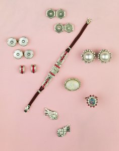 Utvalg av Art Deco-smykker; kaliber kuttet rubinklokke; knapp, mansjettknapp og nagler; øredobber; Mabe perle- og diamantøreringer av Unbekannt Unbekannt