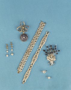 Utvalg av Art Deco-smykker: lenkearmbånd; safir og diamant klokke; kabal ringer; cabuchon safir spray brosje (diamant) av Unbekannt Unbekannt