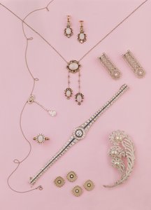 Utvalg av edvardianske og art deco-smykker: opal øredobber og anheng; diamant neglige anheng; struts fjær brosje; mansjettknapper og nagler i diamant og onyx av Unbekannt Unbekannt