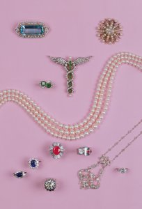 Utvalg av viktorianske og edvardianske smykker: akvamarinbrosje, tipunktsstjernebrosje, diamant- og platinaanheng, safir-, rubin- og smaragdringer av Unbekannt Unbekannt