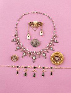 Utvalg av viktorianske smykker: turmalin og delt perlehalskjede; rose-cut diamant oval brosje; opal og diamant kjede; cabuchon ametyst stjerne brosje; Essex-krystall av snerrende tiger av Unbekannt Unbekannt