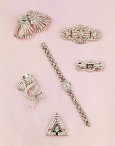 Utvalg av diamantsmykker: baguette og marquise-formet diamantspraybrosje; Art Deco diamantklips; panel diamant brosje; dameklokke med avlang kasse av Unbekannt Unbekannt
