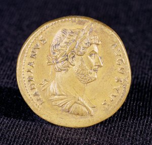 Sestertius av Hadrian fra Newcastle Upon Tyne, 132 A.D. Viser byste av Hadrian som en seirende kommandør