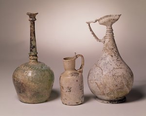 Sprinklerflaske av formblåst glass, 10.-11. århundre; kanne med verktøyet svanehalset håndtak, 10-1200-tallet; ewer, 6.-8. århundre av Unbekannt Unbekannt