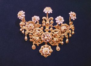 Stomacher, spansk, 1700-tallet (gull satt med roseslipte diamanter)