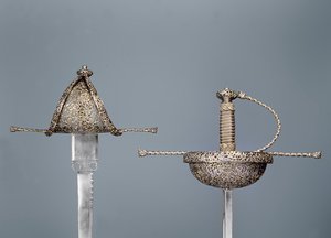 Sverd: griper med kopphjelte av meislet stål; venstrehendt dolk signert `Antonio Cilenta de Neapoli fecit, begge fra 1600-tallet