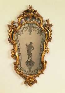 Venetiansk girandol i forgylt tre, kartusjplate gravert med en klassisk figur av Unbekannt Unbekannt