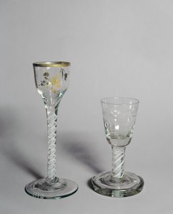 Vinglass med forgylt dekor, fyringsglassbolle og ugjennomsiktig vristilk, ca. 1760