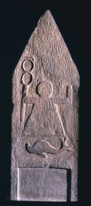 00357 Votivstele som viser Tanit, gudinnen av Kartago, som holder en caduceus med en delfin og en inskripsjon nedenfor, fønikisk, fra Tophet El-Horfa, Algerie, 2.-1. århundre f.Kr. (kalkstein) av Unbekannt