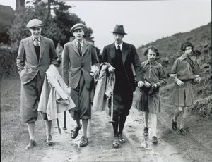 10. hertug med sine fire barn, Billy, Andrew, Anne og Elizabeth ved Bolton Abbey, ca. 1938 (s/hvitt-bilde) av William M. Timlin