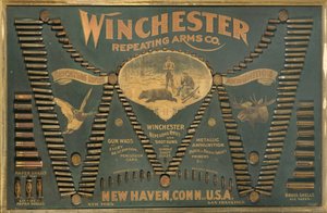Et Winchester Cartridge-displaytavle, med et omfattende utvalg av metalliske, messing- og papirhylster-gevær- og skuddpatroner arrangert i form av en utvidet "W" av Unbekannt