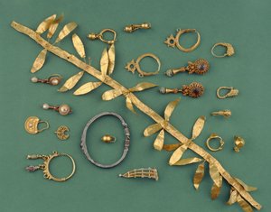 En samling av hellenistiske, bysantinske og romerske smykker, inkludert et bladgulldiadem, et østlig middelhavssølvarmbånd, halvmåneanheng og en gullfibula, som strekker seg fra 3. til 1. århundre e.Kr. (gull, sølv) av Unbekannt