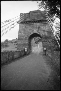 En generell utsikt over Union Bridge, som viser den sørlige høyden av sørbryggen, og broen som strekker seg nordover gjennom buen mot nordbryggen på den engelske grensen i bakgrunnen , Union Bridge, Loanend, Horncliffe, Northumberland, Storbritannia, Storb av Unbekannter Künstler