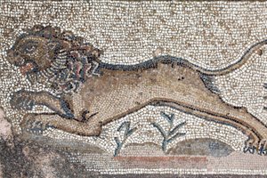 En løve - Detalj fra en frise som viser scener fra en jakt ved siden av panelet som representerer det første badet til Akilles - Paphos Mosaics, Villa of Theseus, 5. århundre e.Kr. - Kypros - En løve - Detalj av en frise som viser jaktscener rundt Mosaic r av William M. Timlin