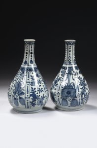 Et par kinesiske blå og hvite "kraak porselein" flaskevaser, Wanli-perioden, 1573-1619 av Unbekannt