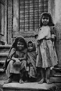 Afrika. Mendicant street arabere utenfor en moské i Tunis. 1920 av Unbekannt
