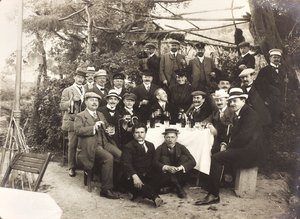 Albumet «Meine mittelmeer-reise 1910»: Gruppe mennesker poserer mens de skåler i en hage av Unbekannter Künstler