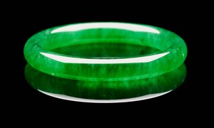 En eksepsjonell jadeittarmring av Unbekannt
