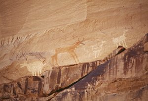 Dyrefigurer, bergmalerier av Navajo-kunstnere, Canyon de Chelly National Monument, Navajo Indian Reservation, Arizona, USA av Benjamin Baud