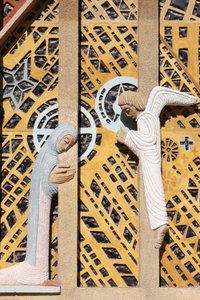 Bebudelsesskulptur i Notre-Dame de Consolation kirke designet av Raymond Vaillant, Hyeres, Frankrike av Unbekannt
