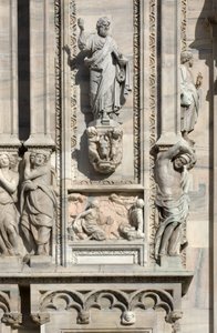 Arkitektur: statue av Saint Luke (1811), og lavt relieff som representerer engelens utseende til Samsons mor (1659). Detalj av fasaden til katedralen (kuppel eller duomo) i Milano Italia av Unbekannt