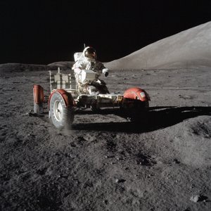 Astronaut Eugene Cernan kjører Lunar Roving Vehicle under første EVA av Unbekannt